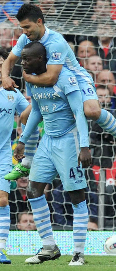 Agüero felicita a Balotelli, en cuya camiseta se lee  Why always me? (¿Por qué siempre yo?) .