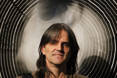 Perejaume, ayer en La Pedrera junto a una de sus obras.