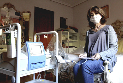 Begoña Hernández, de 50 años, se aplica a sí misma diariamente en su casa la diálisis peritoneal.