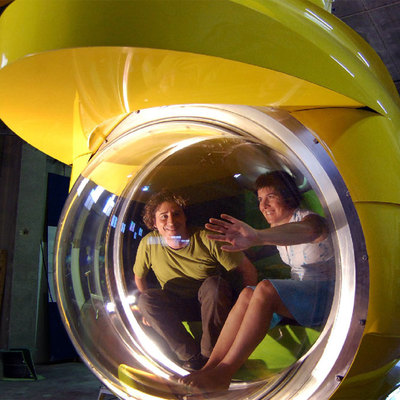 Pere Forés y su socia Carme Parareda,  impulsores del  Ictineu 3,  a bordo del sumergible, en construcción.