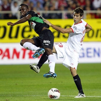 Koné y Coke pugnan por el balón.