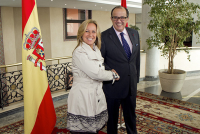 Trinidad Jiménez y Taib Fasi Fihri posan para los fotógrafos en Rabat.