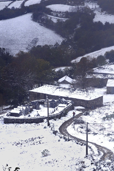 El temporal trae las primeras nieves a Pedrafita