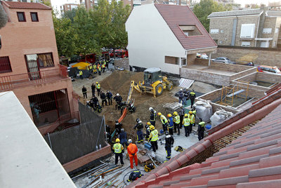 Los equipos de rescate trabajaron durante horas para rescatar a los obreros atrapados por el corrimiento de tierra en un solar de la calle Alegría de Oria.