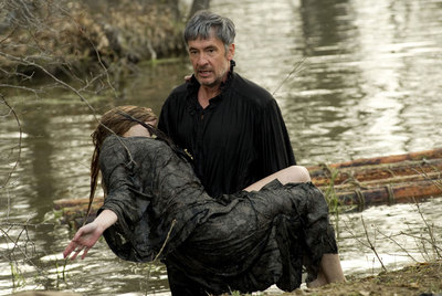Escena de  Águila Roja,  con el comisario rescatando a la marquesa.