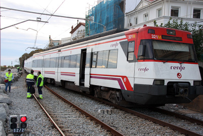 Un cercanías descarrila en Sant Pol y obliga a cortar el tráfico de trenes