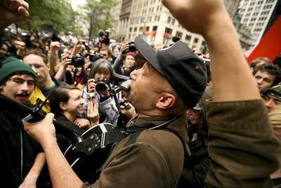 Tom Morello actúa en Wall Street.