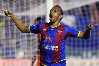 Valdo celebra la consecución del segundo gol del Levante.