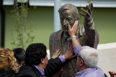 Militantes kirchneristas tocan una estatua de Néstor Kirchner erigida en Río Gallegos, ayer, en el aniversario de su muerte.rnMausoleo de Kirchner en Río Gallegos.