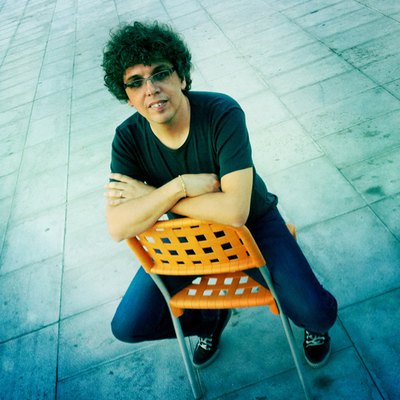 Pedro Guerra vive en un pueblo a las afueras de la capital, donde lleva una vida 