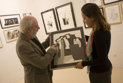 La galerista Rita Unzurrunzaga muestra al escultor Íñigo Arregi una de las serigrafías de Usoa Zumeta.rnUn momento de   Somiatruites.  