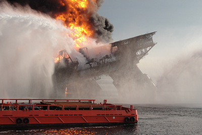 Hundimiento de la plataforma  Deepwater Horizon  en el golfo de México en abril de 2010.