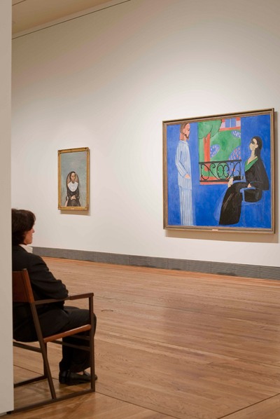 Una de las salas del Museo del Prado, durante la instalación de las obras del Hermitage. A la izquierda,  Muchacha vestida de negro  (1913), de André Derain. A la derecha,  Conversación  (1909-1912), de Henri Matisse.