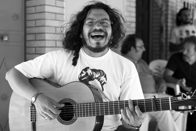 Fotograma del documental  Papagordo, en casa de Raimundo Amador.  