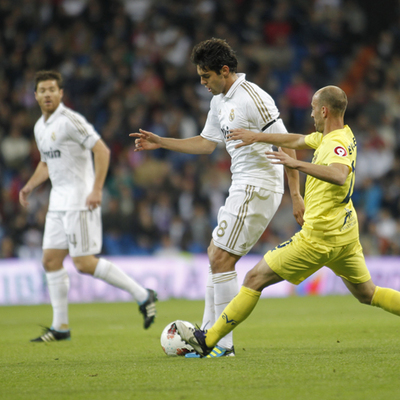 Kaká conduce el balón ante Borja Valero, con Xabi Alonso al fondo.