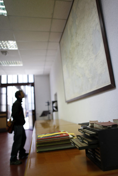 Un hombre pasea por la biblioteca del museo.