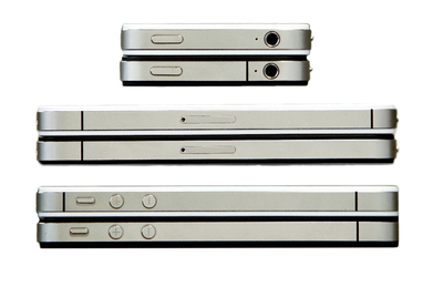 La posición de los cortes de las antenas diferencian al iPhone 4S (arriba) de su antecesor.