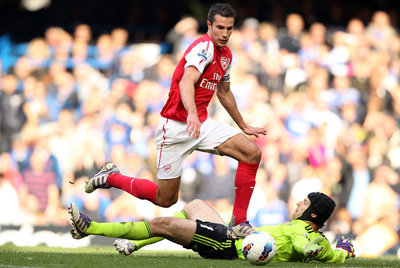 Van Persie supera a Cech.