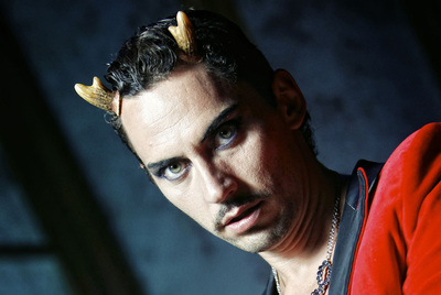 Paco León con uno de los trajes del espectáculo de cabaret   The Hole  que representa en el teatro Calderón.