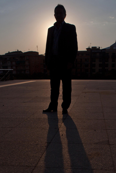 Armando, empresario granadino arruinado tras pedir un crédito al prestamista Antonio,  el Muñeco.  