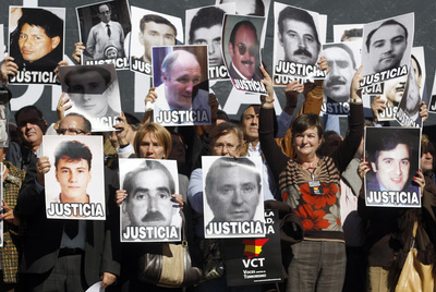 Miles de personas exigen que ETA se rinda y pida perdón