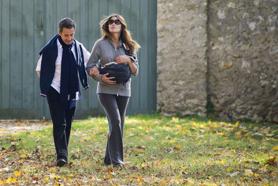 Nicolas Sarkozy y Carla Bruni, con Giulia en brazos, en los jardines de Versalles.