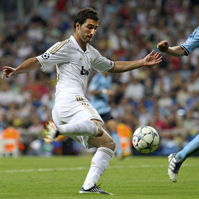 Higuaín golpea el balón en un partido de esta temporada.