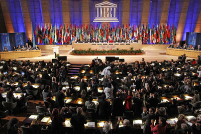 Miembros de la Unesco aplauden la votación de la adhesión de Palestina en una conferencia del organismo en París, ayer.