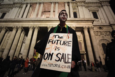 Un indignado londinense disfrazado de zombie, frente a la catedral de San Pablo.