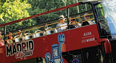 Un autobús turístico, que gestionan actualmente Julìa y Alsa.