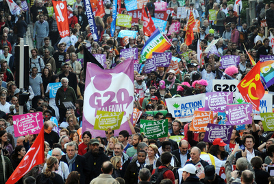 Miles de personas se manifestaban ayer en Niza para exigir al G-20 más atención a los países pobres y más regulación financiera.