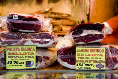 Etiquetas en castellano y catalán en un comercio del mercado de la Boquería en Barcelona.