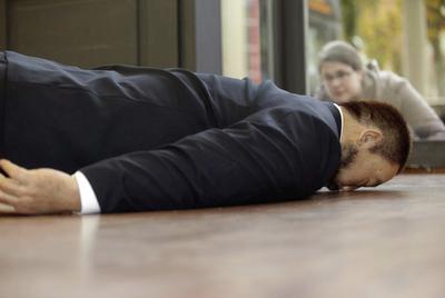 Una mujer observa la obra  La muerte de Marat,  de He Xiangyu, donde se ve a Ai Weiwei boca abajo.