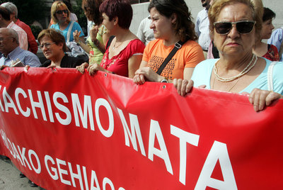 Concentración de protesta por el asesinato de una mujer en Basauri, a manos de su pareja.