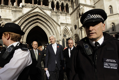 Julian Assange, en el centro, abandona el Alto Tribunal de Londres tras conocer la sentencia.