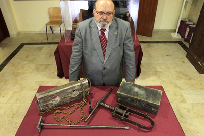 El comisario de la exposición sobre instrumentos de tortura y muerte en la Universidad Camilo José Cela, Francisco Pérez Abellán.