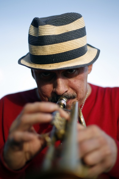 Jerry González con su trompeta, en la terraza de su pequeño ático el pasado martes.