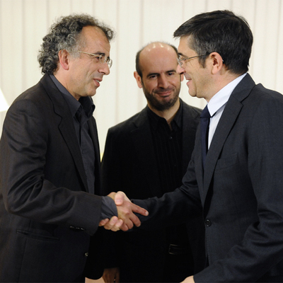 El   lehendakari,   Patxi López, saluda al portavoz de Gesto Fabián Laespada (izquierda) en presencia de Jesús Herreros ayer en Vitoria.