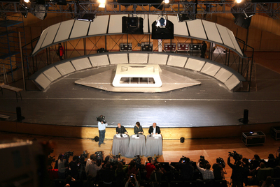 Directivos de la Academia, ante el escenario en el que se celebrará el debate.