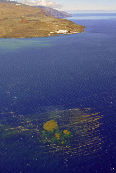 Manchas producidas por los materiales expulsados tras la erupción en aguas de El Hierro.