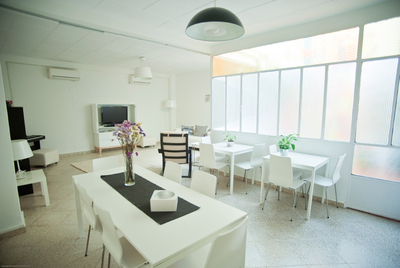 Espacio común  y una de las habitaciones del hostal Fivegates, en Osuna (Sevilla).