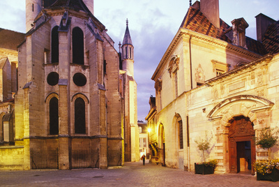Ábside de la iglesia de Notre Dame y el Hôtel de Vogüé, en Dijon (Francia).
