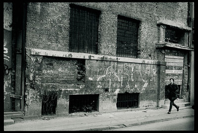 Una imagen de  1.395 días sin rojo,  proyecto en vídeo dirigido por Anri Sala y Sejla Kameric, que se exhibe en el Macba.
