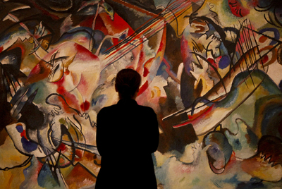 Una visitante contempla la  Composición VI   de Kandinsky, en la sala de pinturas del siglo XX.rn 