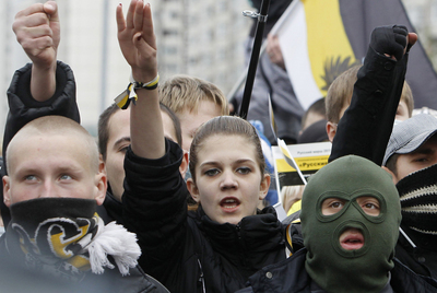 Manifestantes nacionalistas hacen el saludo nazi en la  marcha rusa,  ayer en Moscú.
