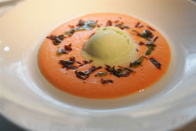 Salmorejo con helado de aceite de oliva.