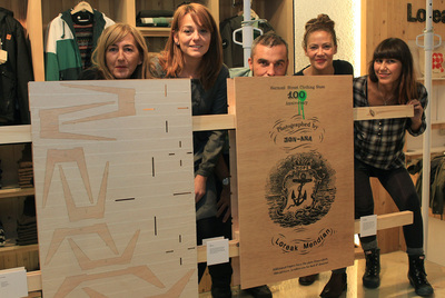 Xabi Zirikiain, fundador de Loreak Mendian, y las empleadas de la tienda central de la marca en San Sebastián posan junto a algunos de los carteles que conforman la exposición.rnGemma Cuervo, en   La Celestina.  