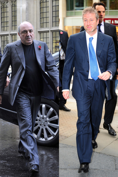 A la izquierda, con camisa negra y amapola roja, Borís Berezovski.  Con corbata azul, Román Abramóvich.