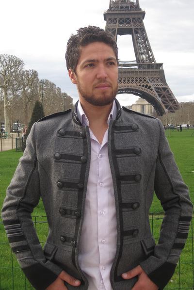 Zacarías Moumni, en París, ante la Torre Eiffel.