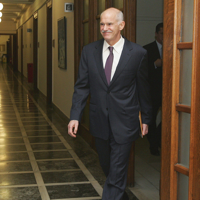 Grecia echa gasolina a su propio incendio